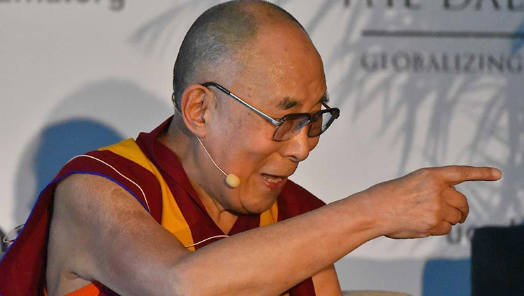 Su Santidad el Dalái Lama respondiendo preguntas durante su reunión con los medios de comunicación en San Diego, California, EE.UU., el 16 de junio de 2017. Foto de Chris Stone