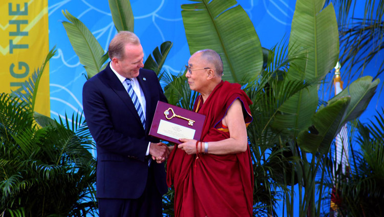 El alcalde de San Diego, Kevin Faulconer, entregando a Su Santidad el Dalái Lama la llave de la ciudad al comienzo de su charla pública en San Diego, California, EE.UU., el 16 de junio de 2017. Foto de UCSD 