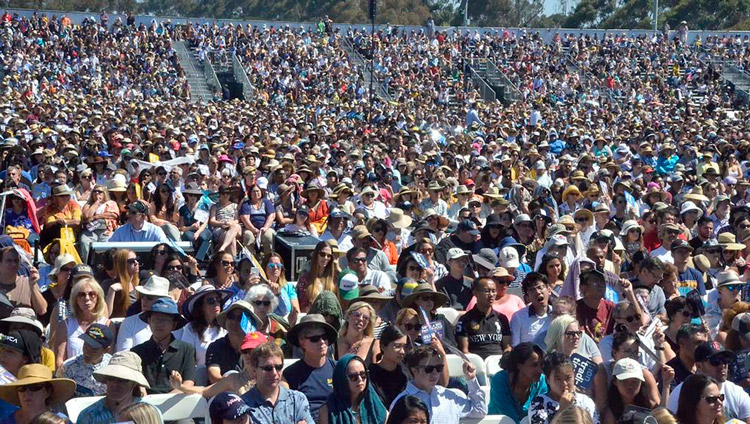 Algunas de las más de 25.000 personas que asistieron a la charla de Su Santidad el Dalái Lama en el estadio RIMAC de la Universidad de California en San Diego, California, EE.UU., el 16 de junio de 2017. Foto de Chris Stone