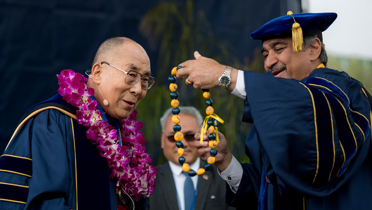 El rector Pradeep Khosla entregando a Su Santidad el Dalái Lama una guirnalda y un collar de cuentas después de concederle la medalla de la USCD en la ceremonia de inauguración de la UCSD en San Diego, California, el 17 de junio de 2017. Foto de Erik Jepsen/UC San Diego 