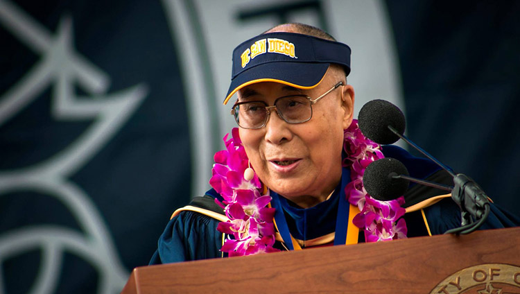 Su Santidad el Dalái Lama pronunciando el discurso principal en la ceremonia de inauguración de la UCSD en San Diego, California, el 17 de junio de 2017. Foto de UCSD
