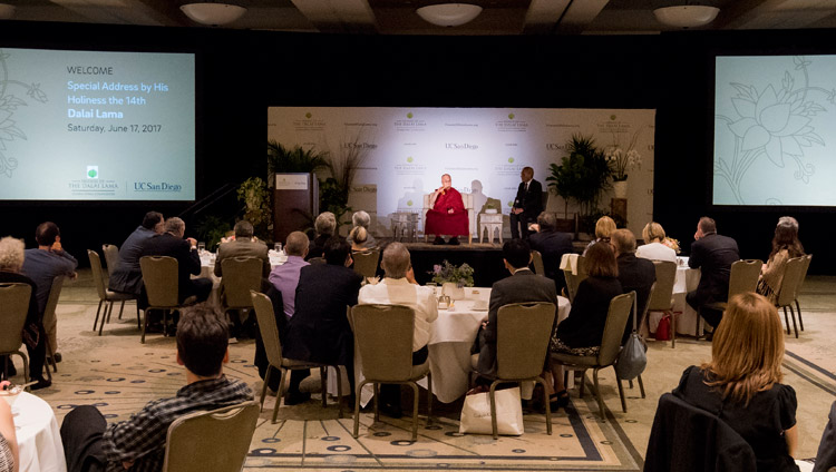 Su Santidad el Dalái Lama hablando en el almuerzo con la dirección de la Universidad de California San Diego en San Diego, California, el 17 de junio de 2017. Foto de Erik Jepsen/UC San Diego 