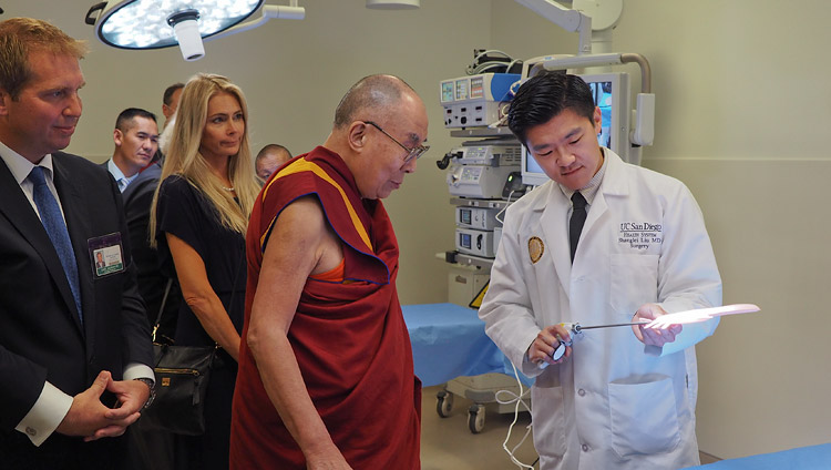 Su Santidad el Dalái Lama observando una demostración de nuevas técnicas de formación durante su visita al Centro para el Futuro de la Cirugía en San Diego, CA, el 17 de junio de 2017. Foto de Jeremy Russell/OHHDL 