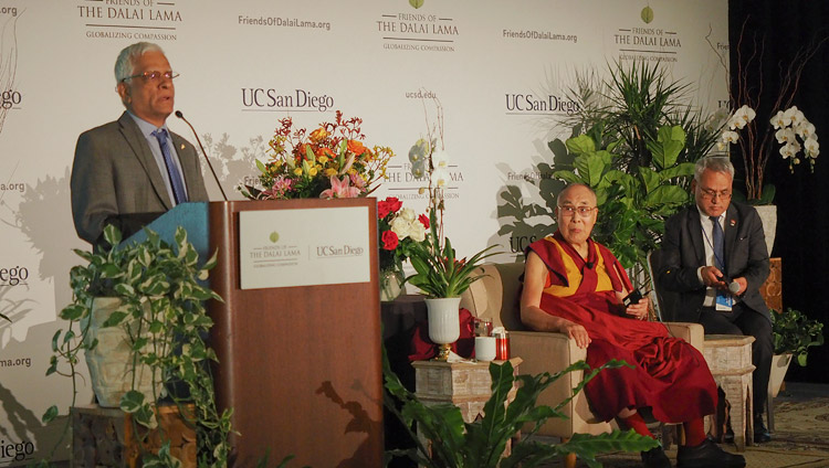 El Dr. Suresh Subramani presentando a Su Santidad el Dalái Lama al comienzo de su reunión con miembros de la comunidad india en San Diego, California, EE.UU., el 18 de junio de 2017. Foto de Jeremy Russell/OHHDL
