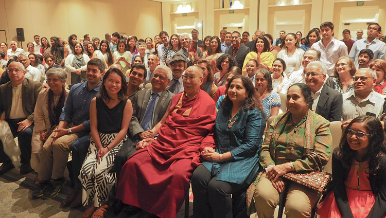 Su Santidad el Dalái Lama con miembros de la comunidad india durante su reunión en San Diego, California, EE.UU. el 18 de junio de 2017. Foto de Jeremy Russell/OHHDL 