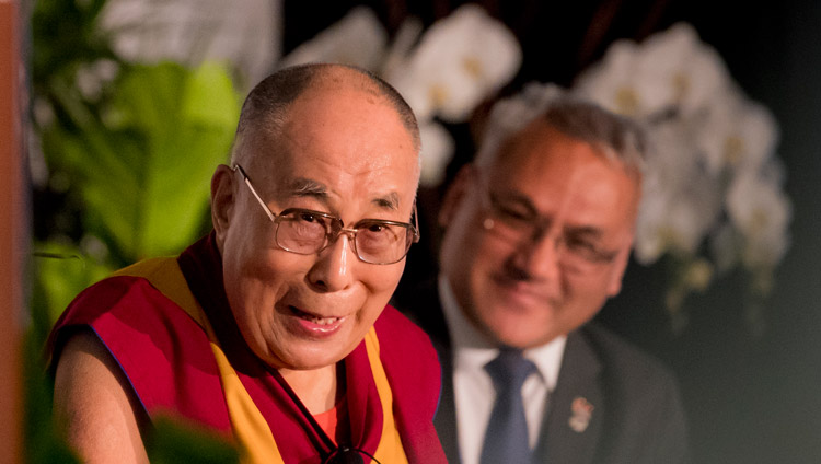 Su Santidad el Dalái Lama hablando a los miembros de la comunidad tibetana en San Diego, California, EE.UU. el 18 de junio de 2017. Foto de Erik Jepsen/UCSD