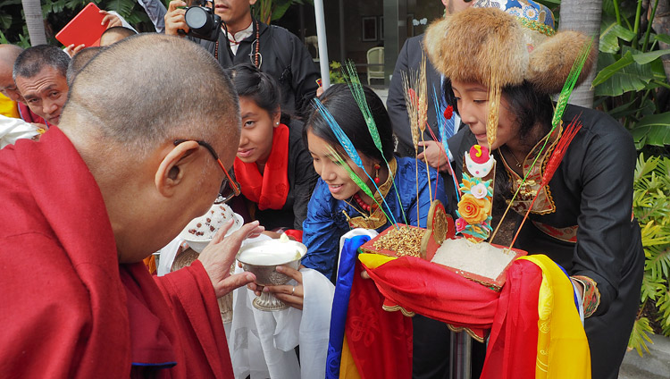 Miembros de la comunidad tibetana ofreciendo una tradicional bienvenida a Su Santidad el Dalái Lama a su llegada a Newport Beach, CA, EE.UU., el 19 de junio de 2017. Foto de Jeremy Russell/OHHDL