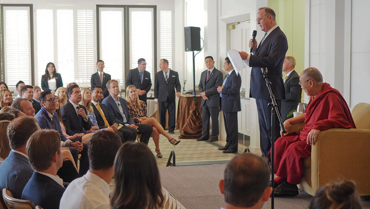 El alcalde de Annaheim, Tom Tait, presentando a Su Santidad el Dalái Lama a los miembros de la Young Presidents' Organization (YPO) en Newport Beach, CA, EE.UU., el 19 de junio de 2017. Foto de Jeremy Russell/OHHDL