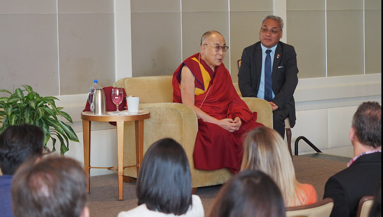Su Santidad el Dalái Lama hablando a los miembros de la Organización de Jóvenes Presidentes en Newport Beach, CA, EE.UU. el 19 de junio de 2017. Foto de Jeremy Russell/OHHDL