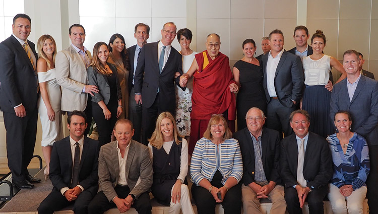 Su Santidad el Dalái Lama con miembros de la Organización de Jóvenes Presidentes en Newport Beach, CA, EE.UU. el 19 de junio de 2017. Foto de Jeremy Russell/OHHDL 