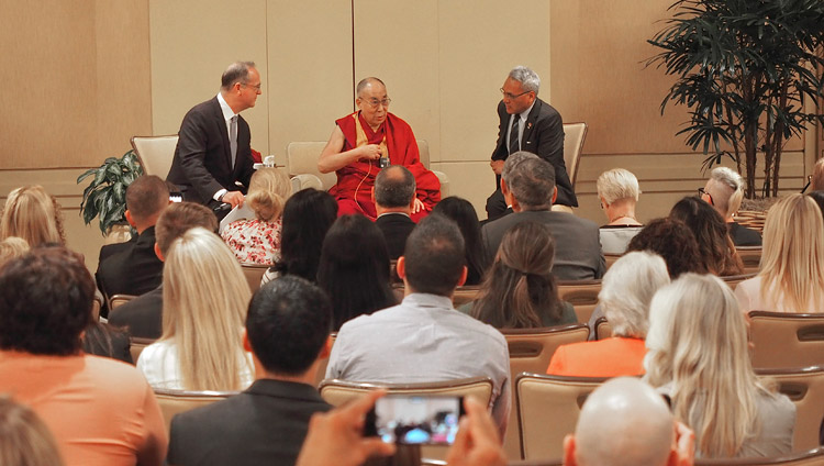 Su Santidad el Dalái Lama hablando con los directores y profesores de las escuelas de Newport Beach, California, EE.UU., el 20 de junio de 2017. Foto de Jeremy Russell/OHHDL 