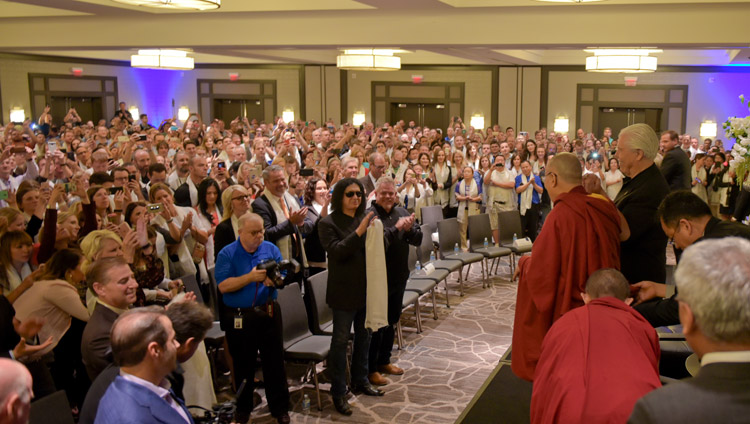 Más de 2000 empleados de Starkey dando la bienvenida a Su Santidad el Dalái Lama a su llegada a una sesión interactiva en la Fundación de Tecnología Auditiva Starkey en Minneapolis, MN, EE.UU. el 22 de junio de 2017. Foto de Starkey Hearing Foundation