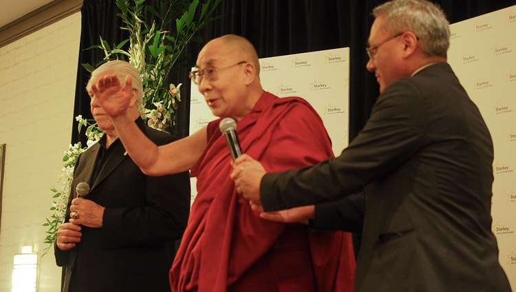 Su Santidad el Dalái Lama hablando con los empleados de Starkey durante su visita a la Fundación de Tecnología Auditiva Starkey en Minneapolis, MN, EE.UU. el 22 de junio de 2017. Foto de Jeremy Russell/OHHDL