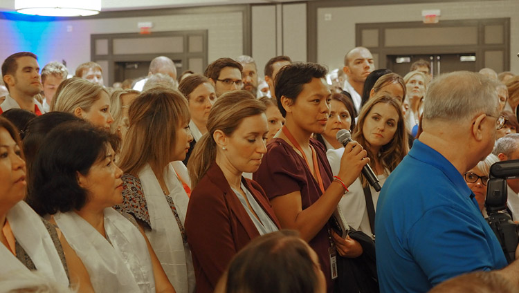 Una persona del público haciendo una pregunta a Su Santidad el Dalái Lama durante su charla en la Fundación de Tecnología Auditiva Starkey en Minneapolis, MN, EE.UU. el 22 de junio de 2017. Foto de Jeremy Russell/OHHDL 