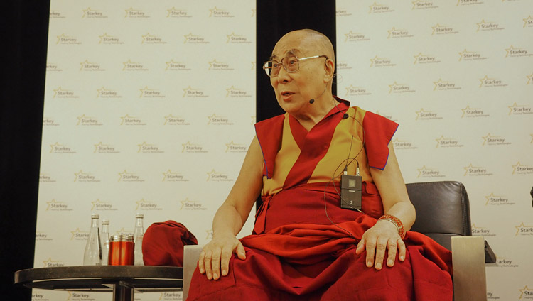 Su Santidad el Dalái Lama respondiendo a preguntas del público durante su charla en la Fundación de Tecnología Auditiva Starkey en Minneapolis, MN, EE.UU. el 22 de junio de 2017. Foto de Jeremy Russell/OHHDL 