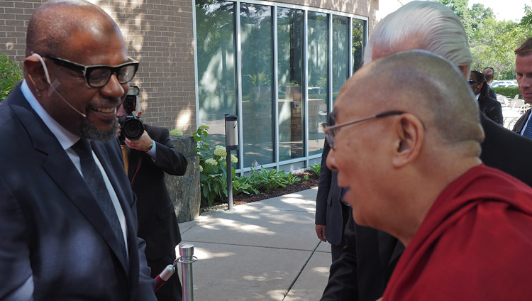 Su Santidad el Dalái Lama saludando a Forest Whitaker a su llegada para participar en el debate sobre la compasión en el Campus Starkey en Minneapolis, MN, EE.UU. el 23 de junio de 2017. Foto de Jeremy Russell/OHHDL 