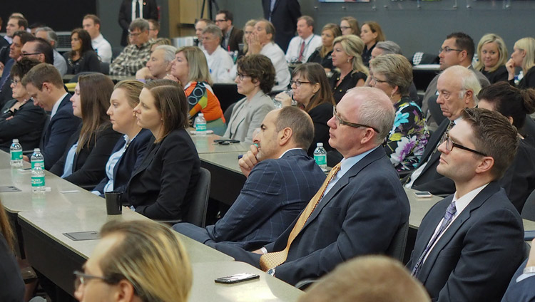 Público asistente escuchando el debate sobre compasión en el Campus Starkey en Minneapolis, MN, EE.UU. el 23 de junio de 2017. Foto de Jeremy Russell/OHHDL 