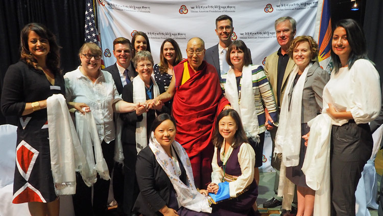 Su Santidad el Dalái Lama con representantes del gobierno local, incluyendo a la senadora estatal Carolyn Laine, a la alcaldesa de Minneapolis Betsy Hodges y a la congresista Betty McCollum antes de su reunión con miembros de la comunidad tibetana en Mineapolis, MN, EE.UU. el 24 de junio de 2017. Foto de Jeremy Russell/OHHDL 