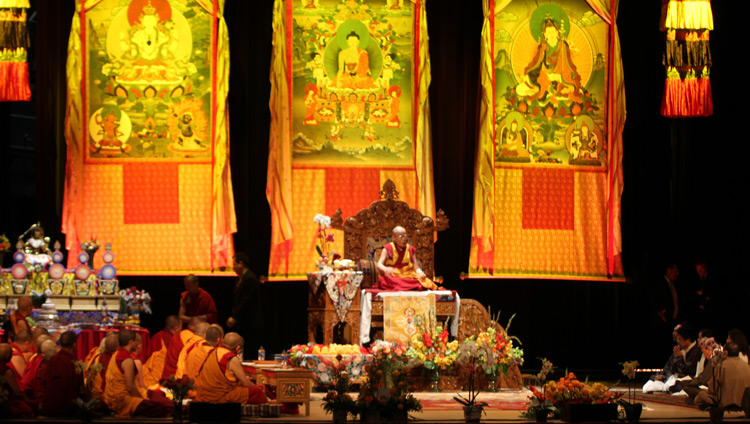 Vista del escenario del Centro de Convenciones durante la reunión de Su Santidad el Dalái Lama con la comunidad tibetana en Minneapolis, MN, EE.UU. el 24 de junio de 2017. Foto de Tenzin Phuntsok Waleag 