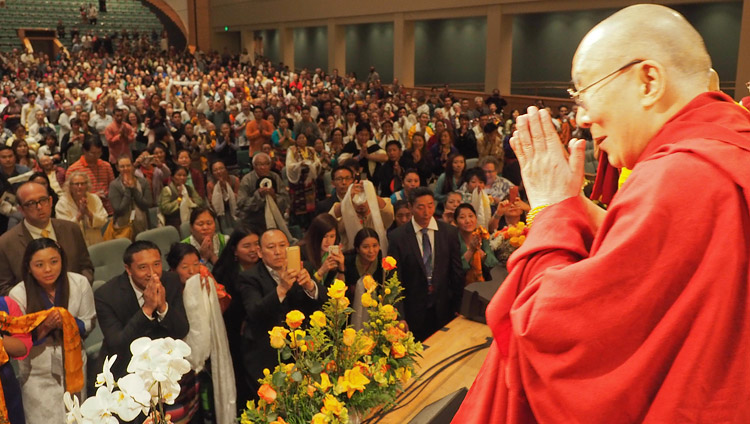 Su Santidad el Dalái Lama agradeciendo la asistencia al público al finalizar su encuentro con la comunidad tibetana en Minneapolis, MN, EE.UU. el 24 de junio de 2017. Foto de Jeremy Russell/OHHDL 