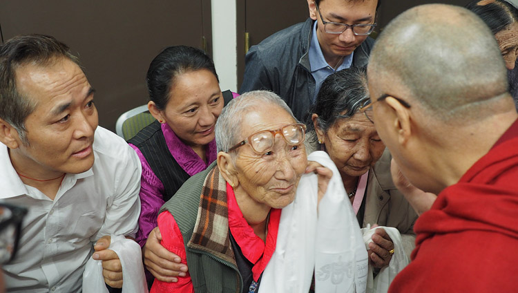 Su Santidad el Dalái Lama consolando a un anciano tibetano antes de su reunión con la comunidad tibetana en Boston, MA, EE.UU. el 25 de junio de 2017. Foto de Jeremy Russell/OHHDL