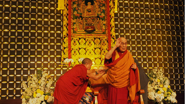 Su Santidad el Dalái Lama saludando a los más de 2.000 tibetanos reunidos para escucharle en Boston, MA, EE.UU. el 25 de junio de 2017. Foto de Jeremy Russell/OHHDL