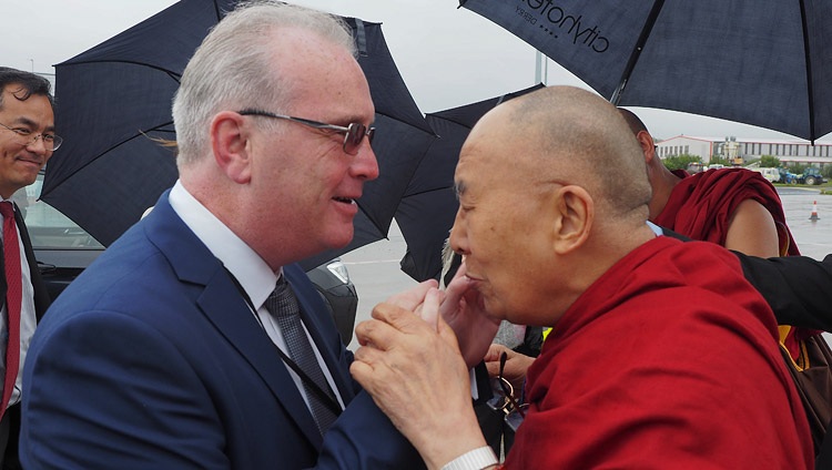 Richard Moore saludando a Su Santidad el Dalái Lama a su llegada a Derry, Irlanda del Norte, Reino Unido, el 10 de septiembre de 2017. Foto de Jeremy Russell/OHHDL 