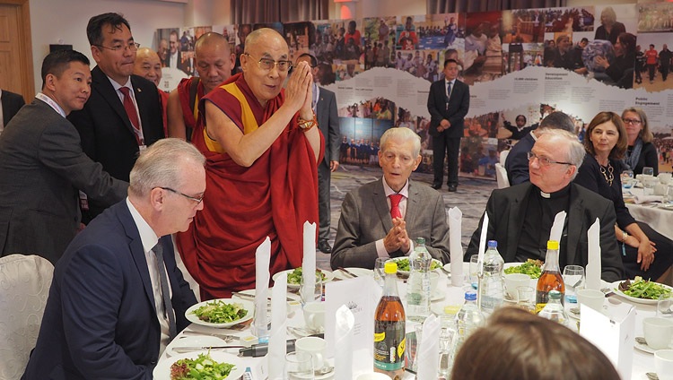 Su Santidad el Dalái Lama saludando a los miembros y simpatizantes de Children in Crossfire en un almuerzo en Derry, Irlanda del Norte, Reino Unido, el 10 de septiembre de 2017. Foto de Jeremy Russell/OHHDL 