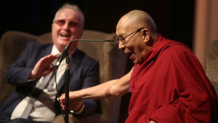 Su Santidad el Dalái Lama disfrutando y riéndose con Richard Moore durante su charla en el Millennial Forum en Derry, Irlanda del Norte, Reino Unido, el 10 de septiembre de 2017. Foto de Lorcan Doherty 