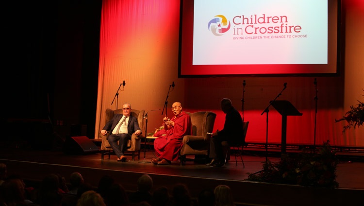 Su Santidad el Dalái Lama hablando en el Millennial Forum en Derry, Irlanda del Norte, Reino Unido, el 10 de septiembre de 2017. Foto de Lorcan Doherty 