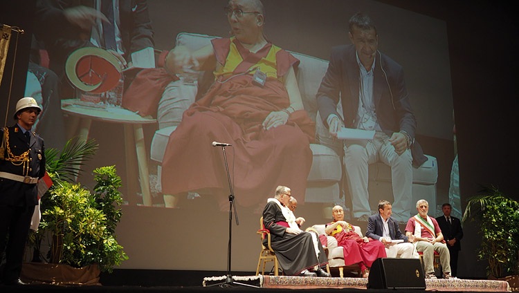 Su Santidad el Dalái Lama hablando en el Teatro Vittorio Emanuele de Messina, Sicilia, Italia, el 17 de septiembre de 2017. Foto de Jeremy Russell