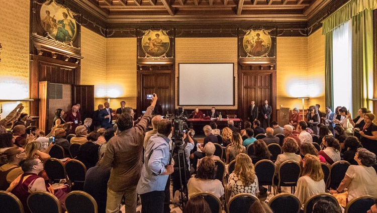 Su Santidad el Dalái Lama reuniéndose con los medios de comunicación en Palermo, Sicilia, Italia, el 18 de septiembre de 2017. Foto de Paolo Regis