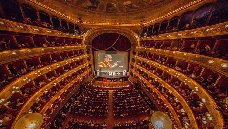 Su Santidad el Dalái Lama hablando en el Teatro Massimo de Palermo, Sicilia, Italia, el 18 de septiembre de 2017. Foto de Paolo Regis