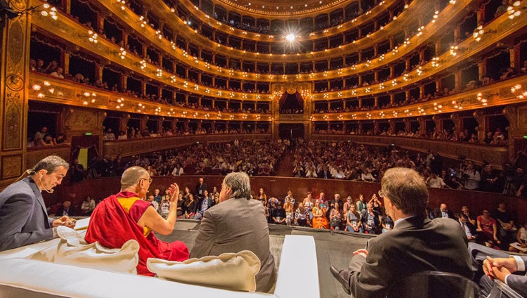 Su Santidad el Dalái Lama hablando en el Teatro Massimo de Palermo, Sicilia, Italia, el 18 de septiembre de 2017. Foto de Paolo Regis