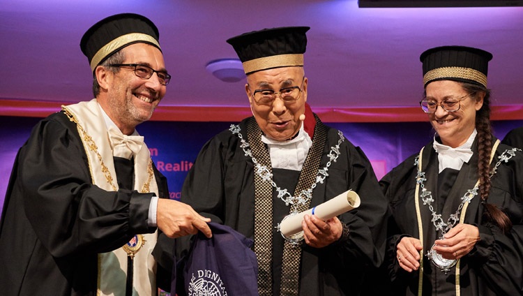 Su Santidad el Dalái Lama recibiendo el Master Honoris Causa en Psicología Clínica y de la Salud en la Universidad de Pisa en Pisa, Italia, el 21 de septiembre de 2017. Foto de Olivier Adam 