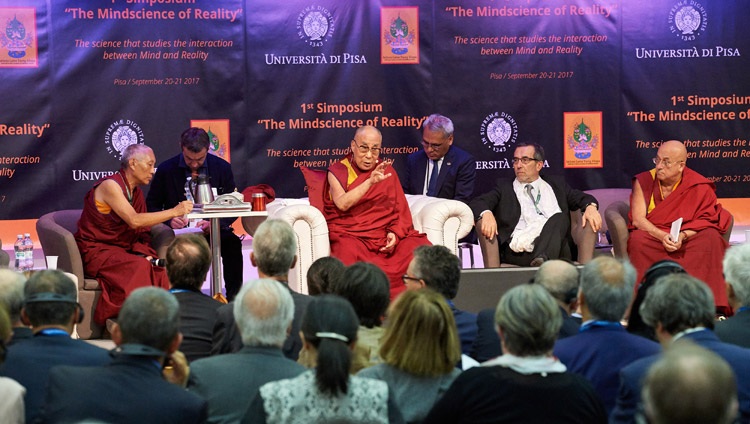 Su Santidad el Dalái Lama comentando las ponencias de la segunda sesión del Simposio Mente y Ciencia de la Universidad de Pisa en Pisa, Italia, el 21 de septiembre de 2017. Foto de Olivier Adam 