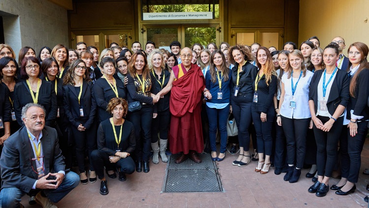 Su Santidad el Dalái Lama con los voluntarios que colaboraron durante los dos días de programas en el Palacio de Congresos de la Universidad de Pisa en Pisa, Italia, el 21 de septiembre de 2017. Foto de Olivier Adam 