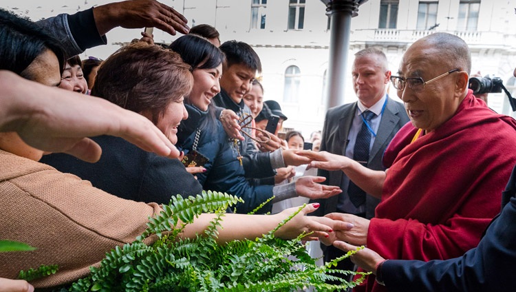 Simpatizantes y seguidores saludan a Su Santidad el Dalái Lama a su llegada al hotel en Riga (Letonia) el 22 de septiembre de 2017. Foto de Tenzin Choejor 