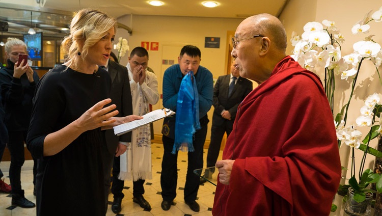 Su Santidad el Dalái Lama hablando con una periodista letona a su llegada al hotel en Riga (Letonia) el 22 de septiembre de 2017. Foto de Tenzin Choejor 
