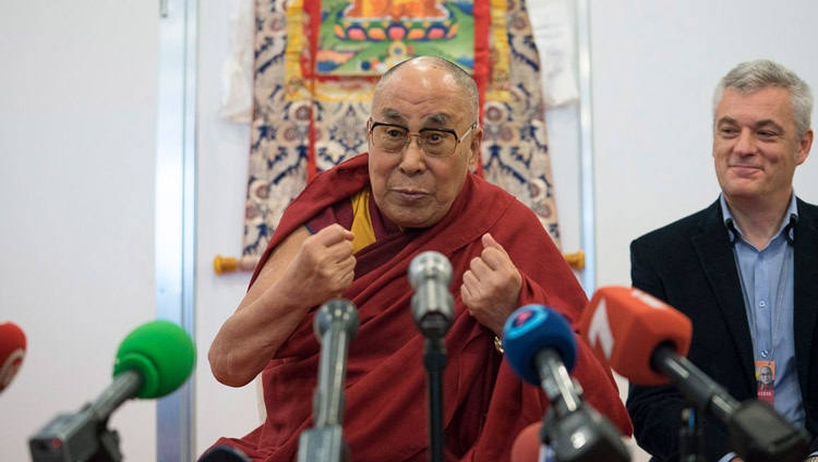Su Santidad el Dalái Lama hablando ante los medios de comunicación en Riga (Letonia) el 23 de septiembre de 2017. Foto de Tenzin Choejor 