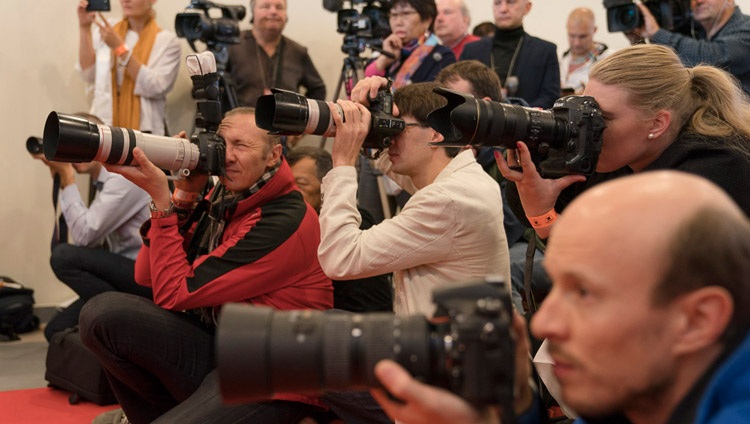 Fotógrafos tomando fotos de Su Santidad el Dalái Lama durante su reunión con los medios de comunicación en Riga (Letonia) el 23 de septiembre de 2017. Foto de Tenzin Choejor 