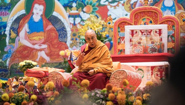 Su Santidad el Dalái Lama hablando en el primer día de sus enseñanzas en Riga, Letonia, el 23 de septiembre de 2017. Foto de Tenzin Choejor 