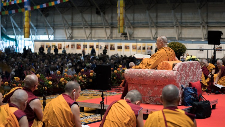 Miembros de la comunidad monástica sentados en el escenario con Su Santidad el Dalái Lama durante sus enseñanzas en el Skonto Hall de Riga (Letonia) el 23 de septiembre de 2017. Foto de Tenzin Choejor