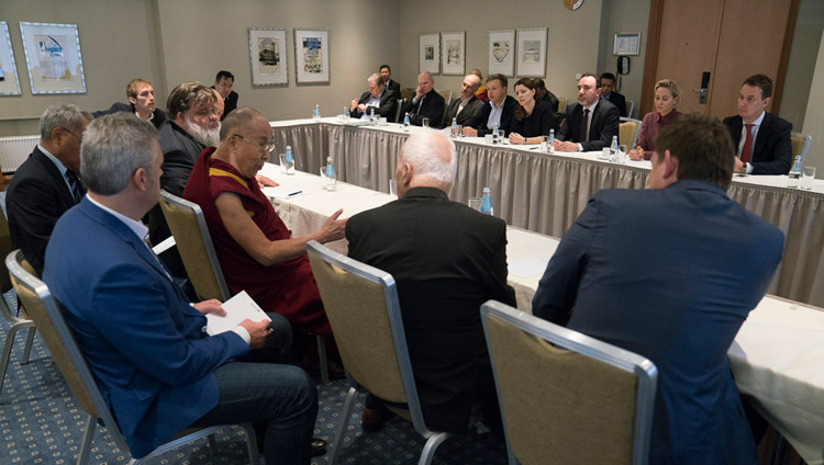 Su Santidad el Dalái Lama se reúne con parlamentarios de los Estados Bálticos en Riga (Letonia) el 24 de septiembre de 2017. Foto de Tenzin Choejor