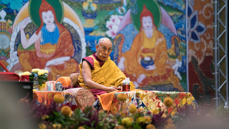 Su Santidad el Dalái Lama hablando en el segundo día de sus enseñanzas en la Sala Skonto en Riga, Letonia, el 24 de septiembre de 2017. Foto de Tenzin Choejor