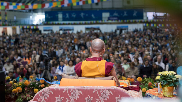 Vista desde el fondo del escenario el segundo día de las enseñanzas de Su Santidad el Dalái Lama en la Sala Skonto de Riga (Letonia) el 24 de septiembre de 2017. Foto de Tenzin Choejor