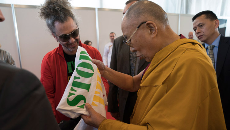  Su Santidad el Dalái Lama mirando una camiseta ofrecida por el cantante letón Horens Stalbe después de su reunión con los partidarios del Tíbet de los Estados Bálticos en Riga (Letonia) el 24 de septiembre de 2017. Foto de Tenzin Choejor