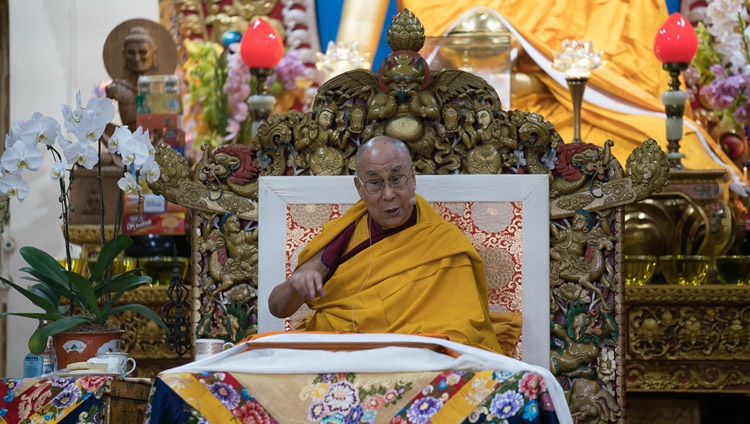 Su Santidad el Dalái Lama hablando durante el primer día de las enseñanzas en el Tsuglagkhang en Dharamsala, HP, India el 3 de Octubre 2017. Foto Tenzin Choejor