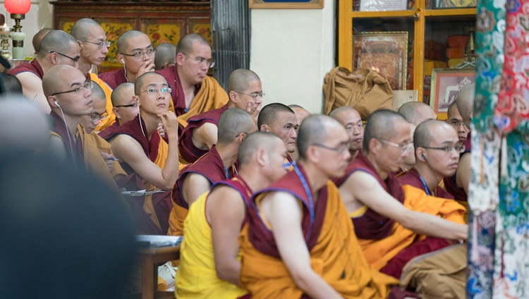Monjes de Taiwán escuchando en las radios FM la traducción al chino de las enseñanzas de Su Santidad el Dalái Lama en el Tsuglagkhang en Dharamsala, HP, India el 3 de octubre de 2017. Foto de Tenzin Choejor