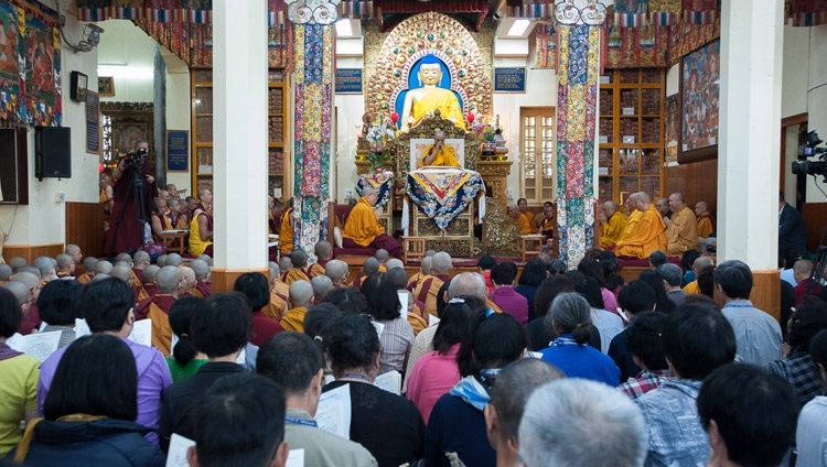 Una vista del interior del Tsuglagkhang en el primer día de las enseñanzas de Su Santidad el Dalái Lama solicitadas por budistas taiwaneses en Dharamsala, HP, India el 3 de octubre de 2017. Foto de Tenzin Phuntsok